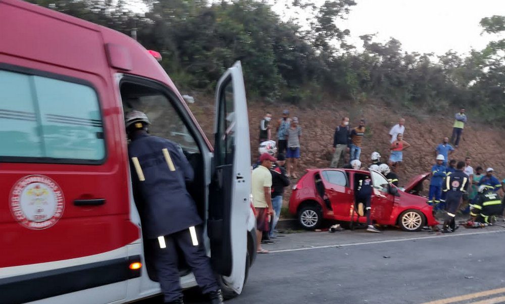 Quatro pessoas morrem após batida entre dois carros na BR-367 perto de Pindorama