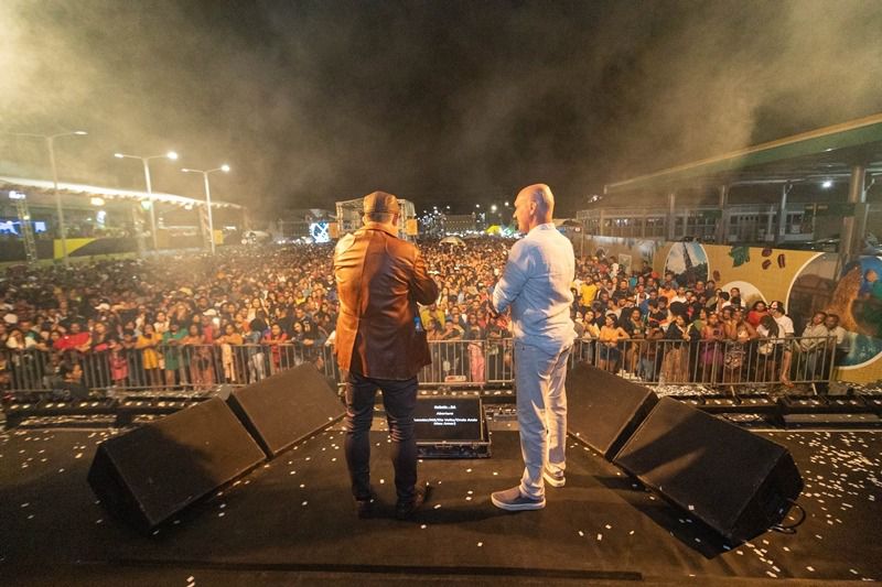 Multidão toma circuito da Festa do Café em noite de Léo Magalhães, Seu Jorge e Tayrone