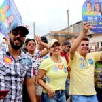 Caminhada liderada por Cordélia e Paulo Dapé em apoio de seus candidatos lota ruas em Eunápolis